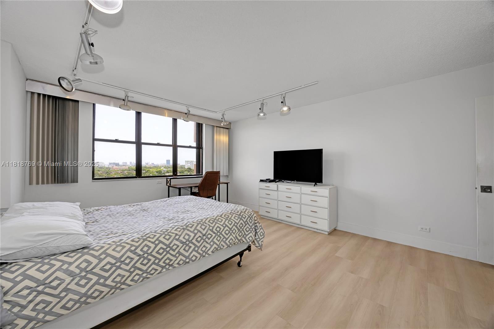 CRICKET CLUB CONDO - Residential