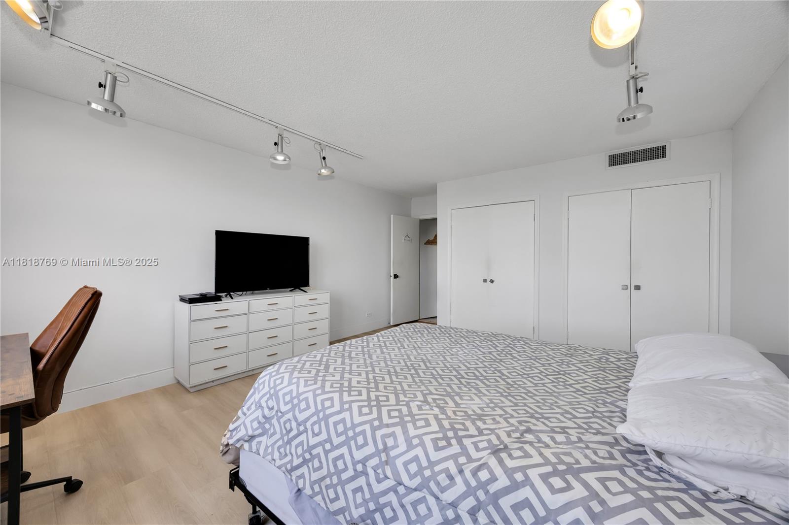 CRICKET CLUB CONDO - Residential