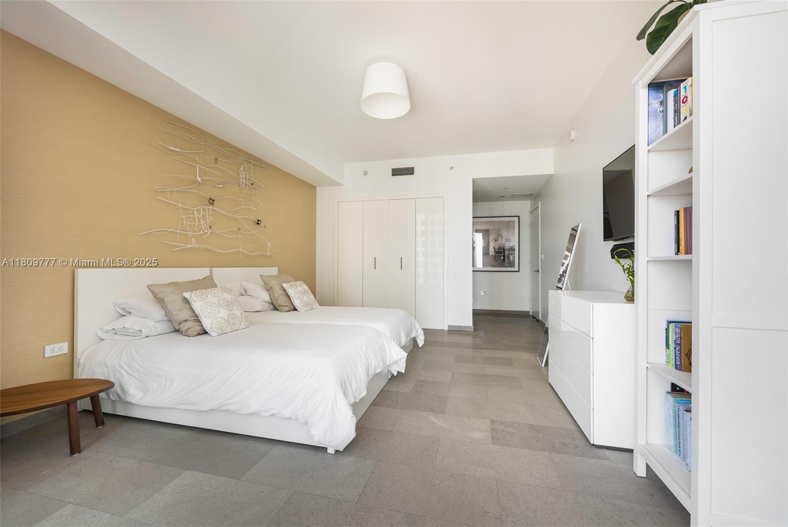 REACH CONDO - Residential