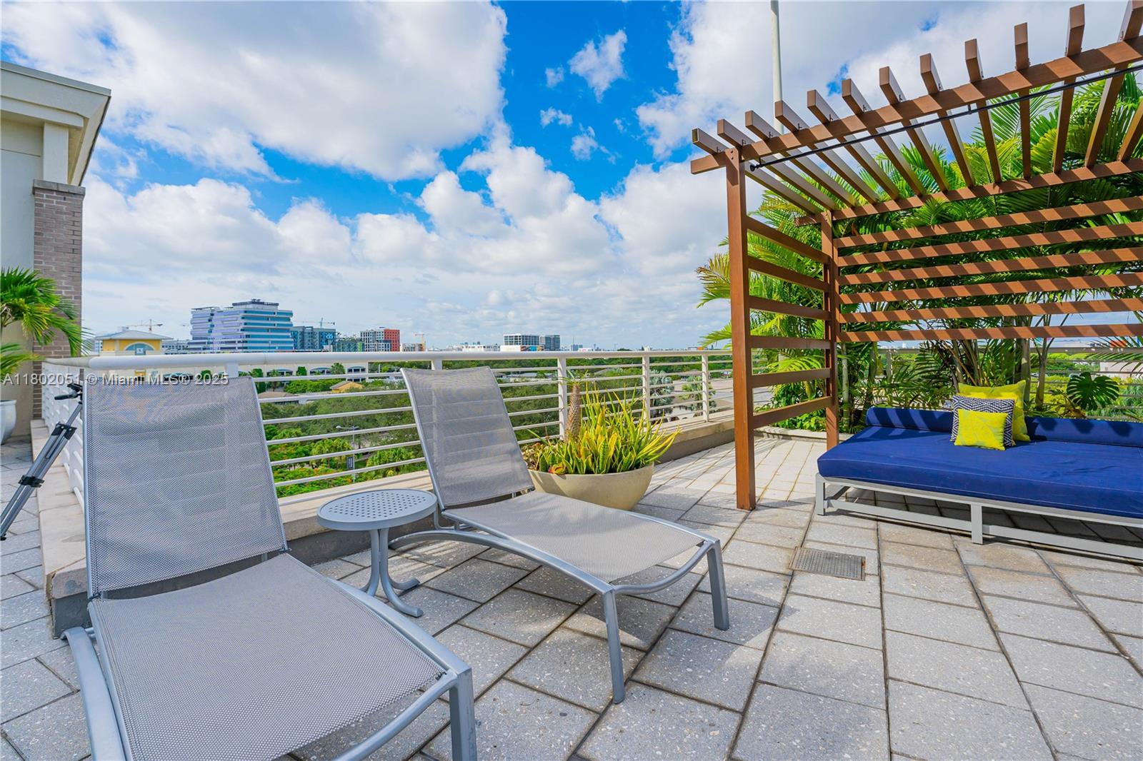 MIDBLOCK MIAMI CONDO - Residential