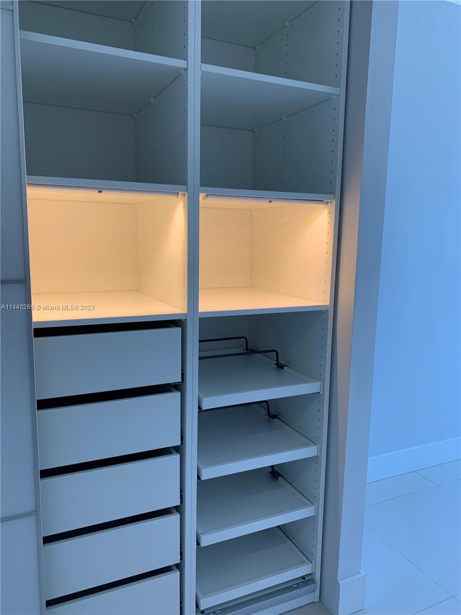 COCOSTYLE @ 3250 GRAND AV - Residential Lease