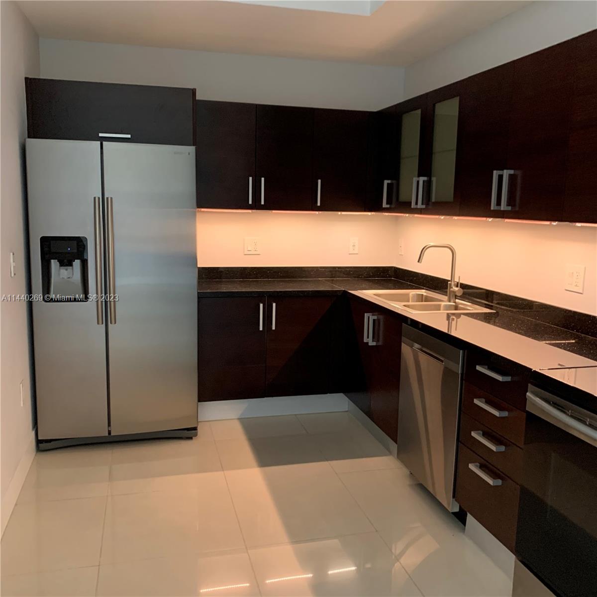 COCOSTYLE @ 3250 GRAND AV - Residential Lease