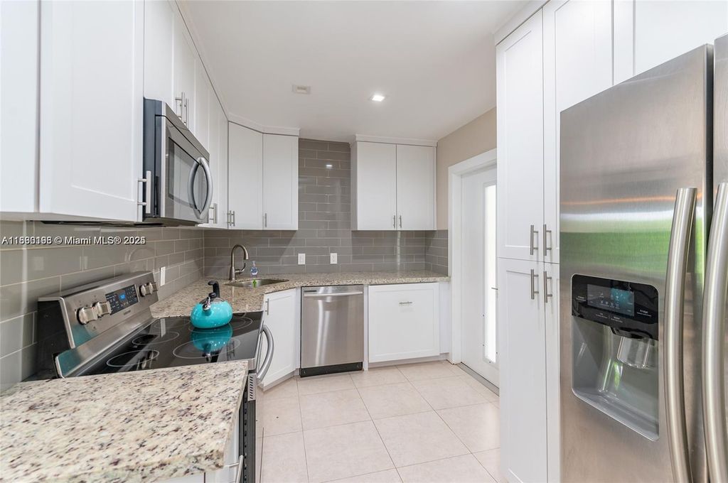 Photo of 510 SW 16th Ct, Fort Lauderdale, FL 33315 (MLS # A11830198)