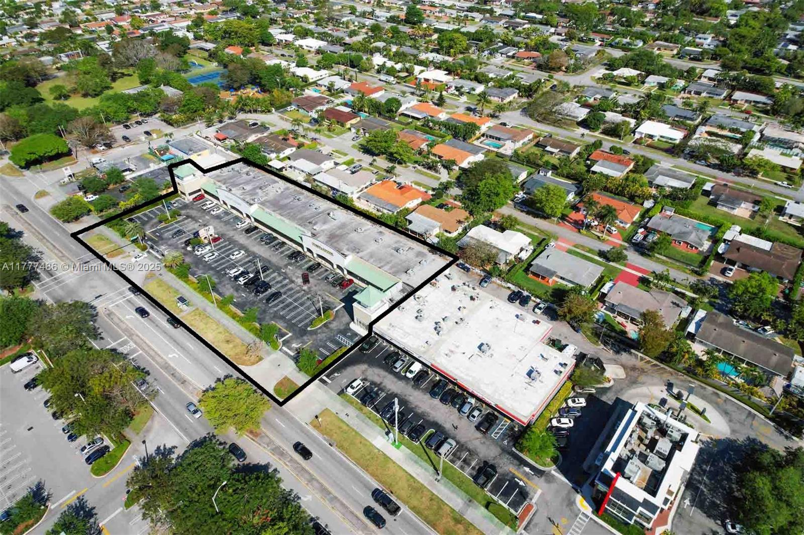 940 SF retail space located in the middle of the plaza. Space is a shell ready for your use. Co-tenants include Dollar General, Don Chepe, Party Cake Bakery, and more. Lease now with availability in August 2025