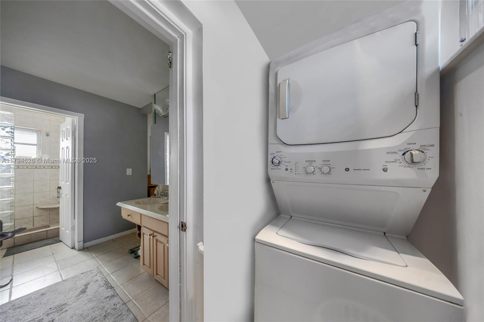 HOLLYWOOD GOLF ESTATES SE - Residential