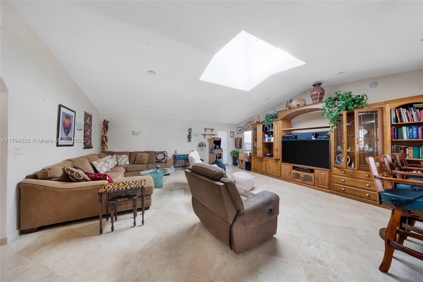 HOLLYWOOD GOLF ESTATES SE - Residential