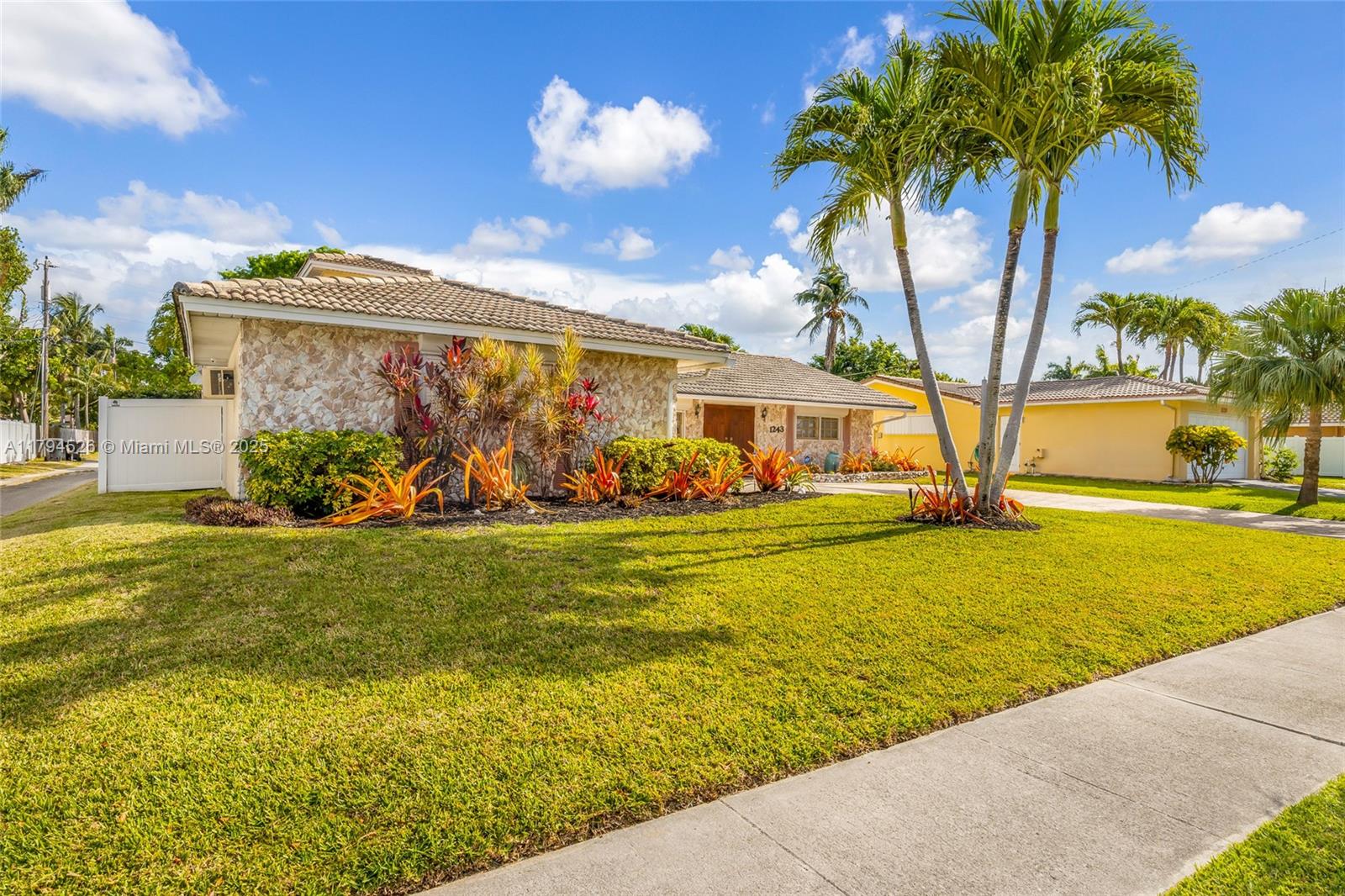 HOLLYWOOD GOLF ESTATES SE - Residential