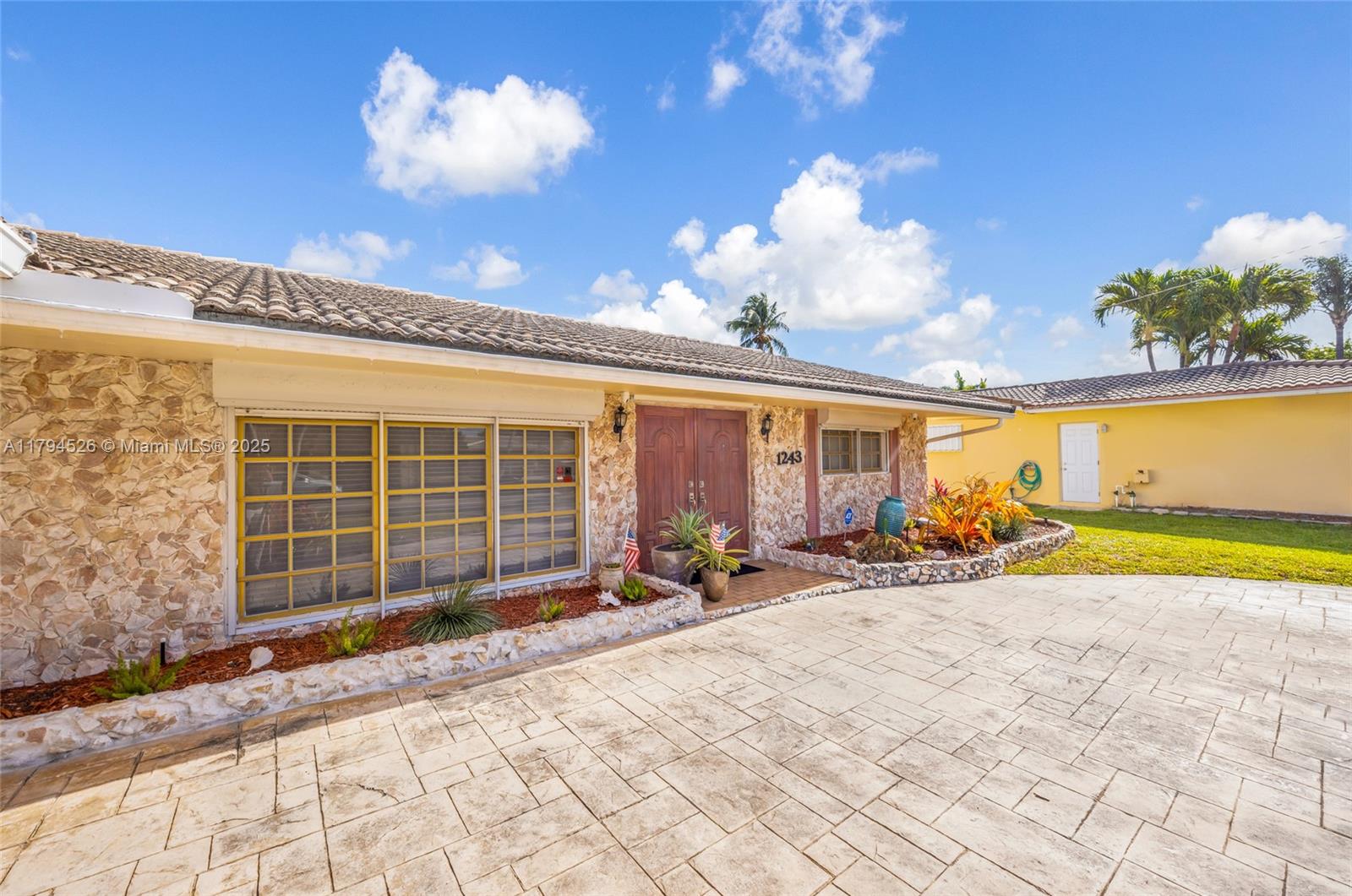 HOLLYWOOD GOLF ESTATES SE - Residential