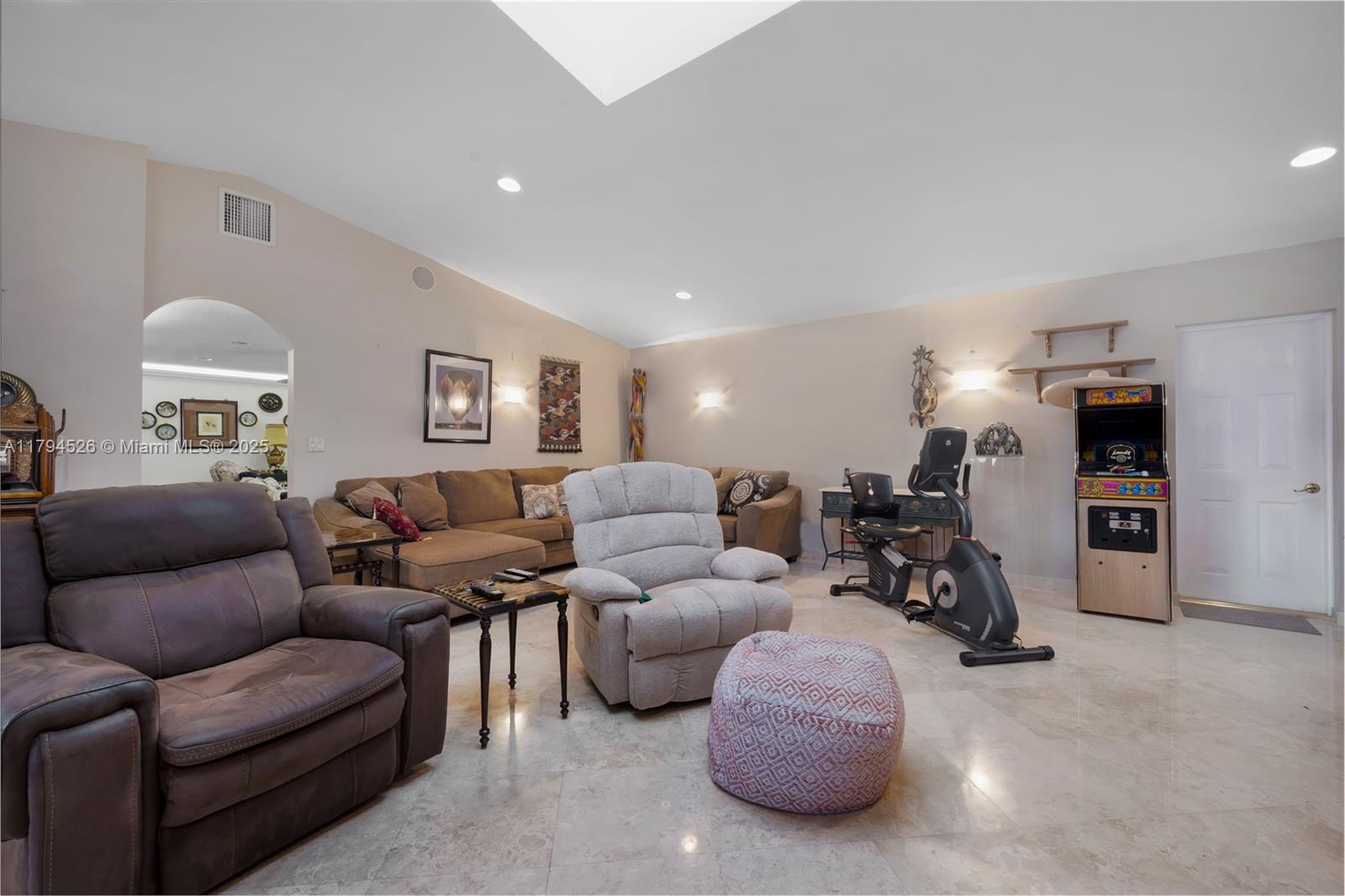 HOLLYWOOD GOLF ESTATES SE - Residential