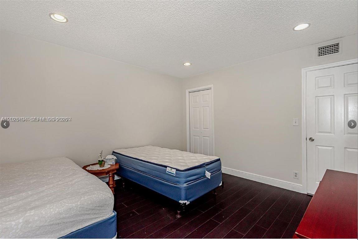 EMERALD HILLS C C APTS CO - Residential