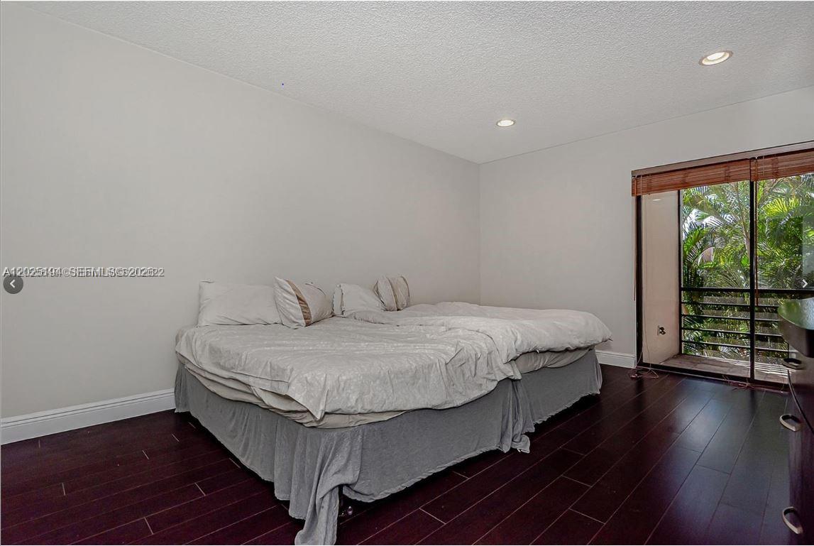 EMERALD HILLS C C APTS CO - Residential