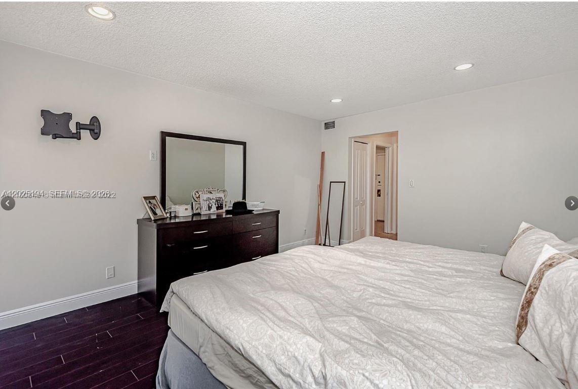 EMERALD HILLS C C APTS CO - Residential