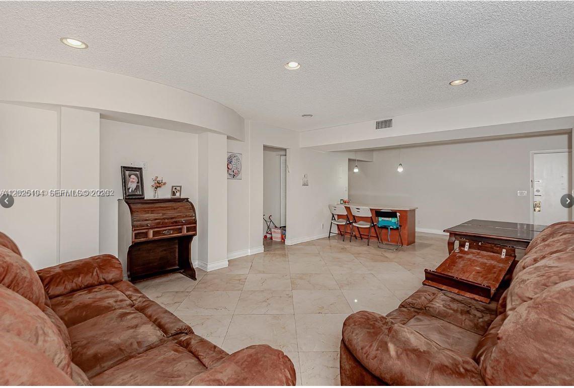 EMERALD HILLS C C APTS CO - Residential