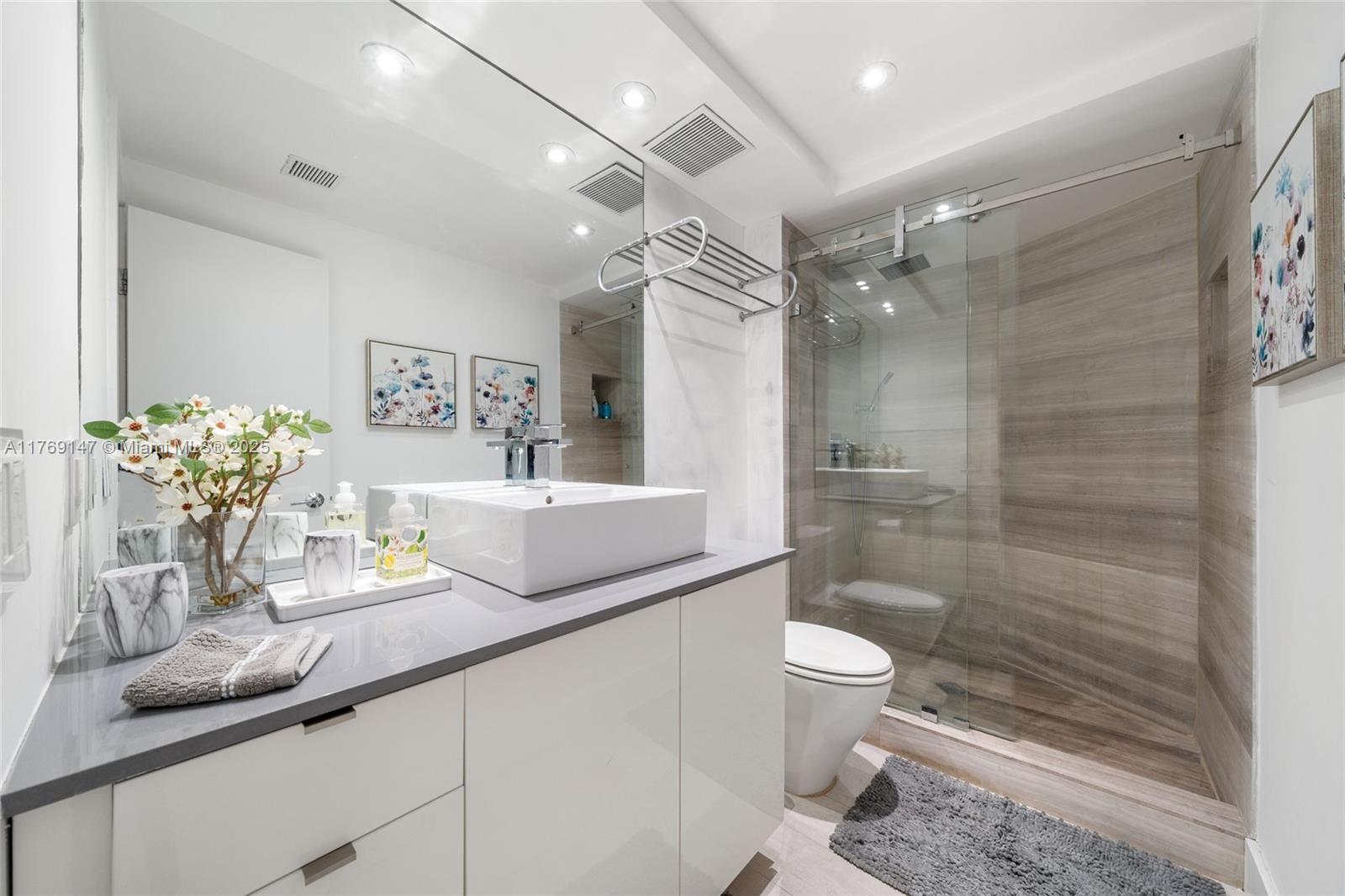 TOWERS OF KEY BISCAYNE CO - Residential Lease