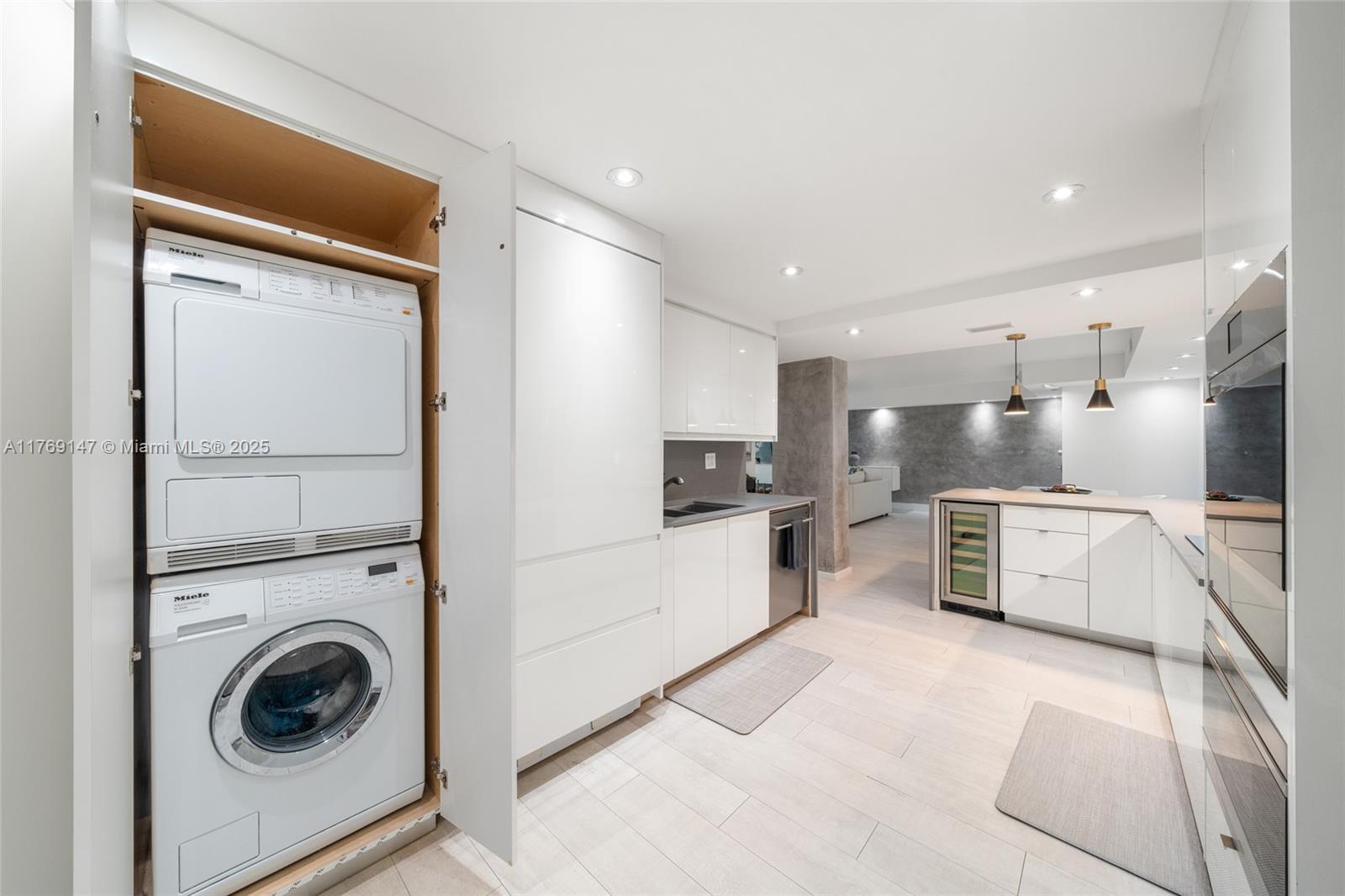 TOWERS OF KEY BISCAYNE CO - Residential Lease