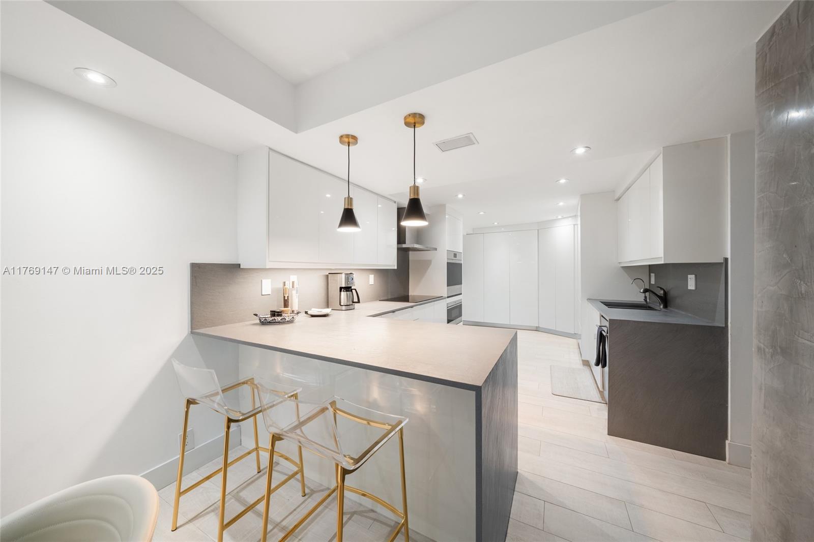 TOWERS OF KEY BISCAYNE CO - Residential Lease