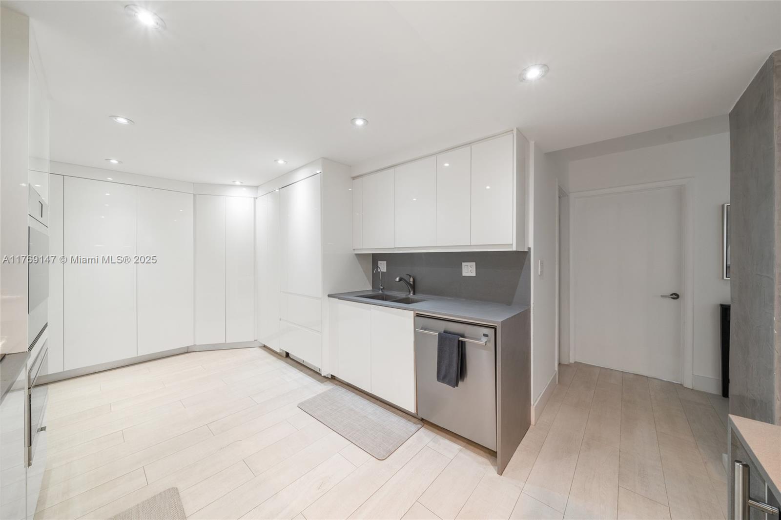 TOWERS OF KEY BISCAYNE CO - Residential Lease