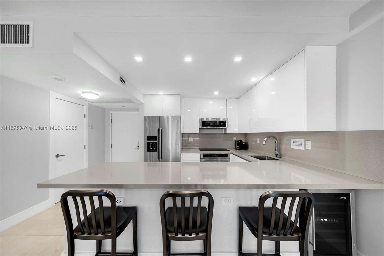 2301 Collins Ave 303