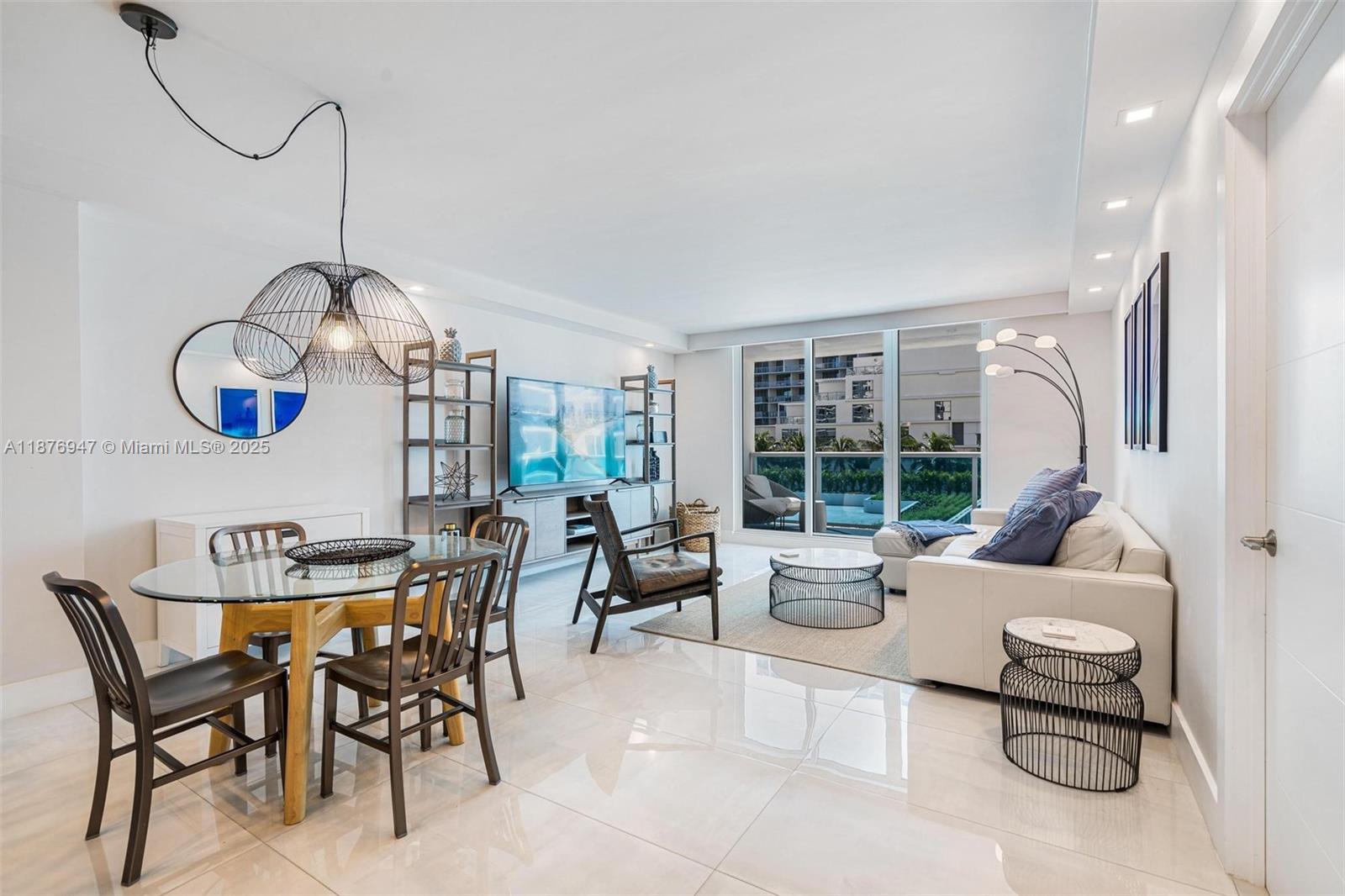 2301 Collins Ave 303
