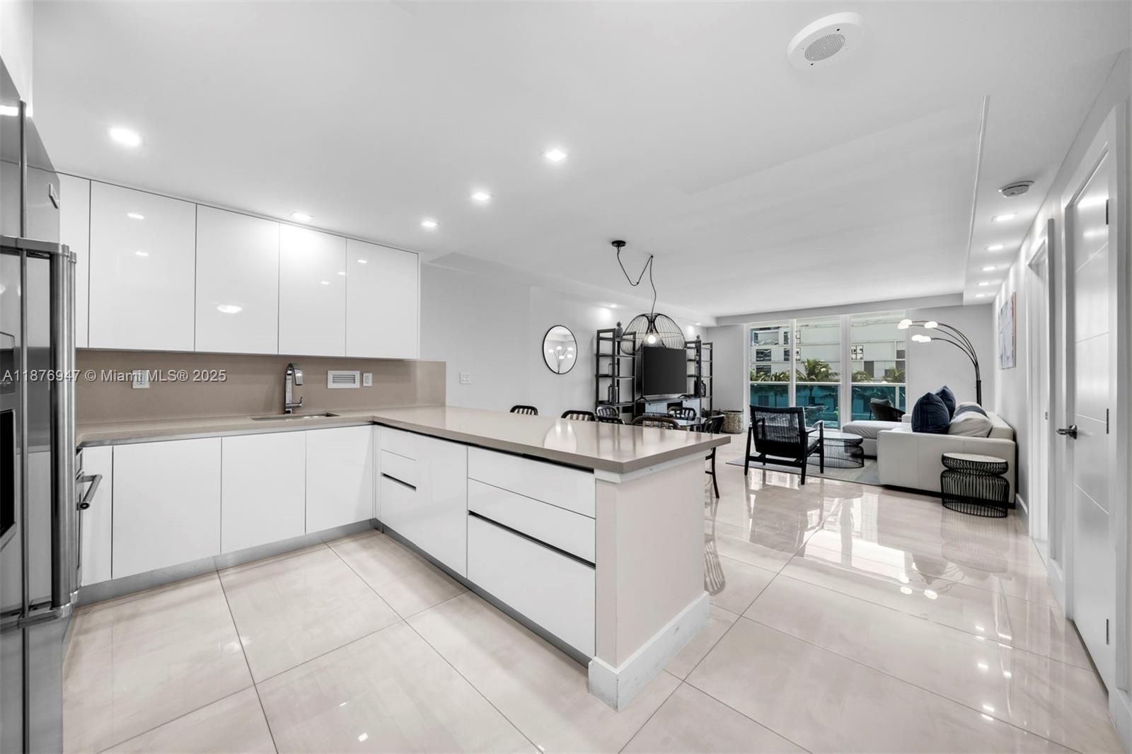 2301 Collins Ave 303