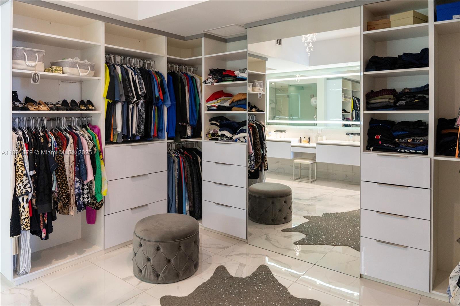 PRIVE CONDO - Residential