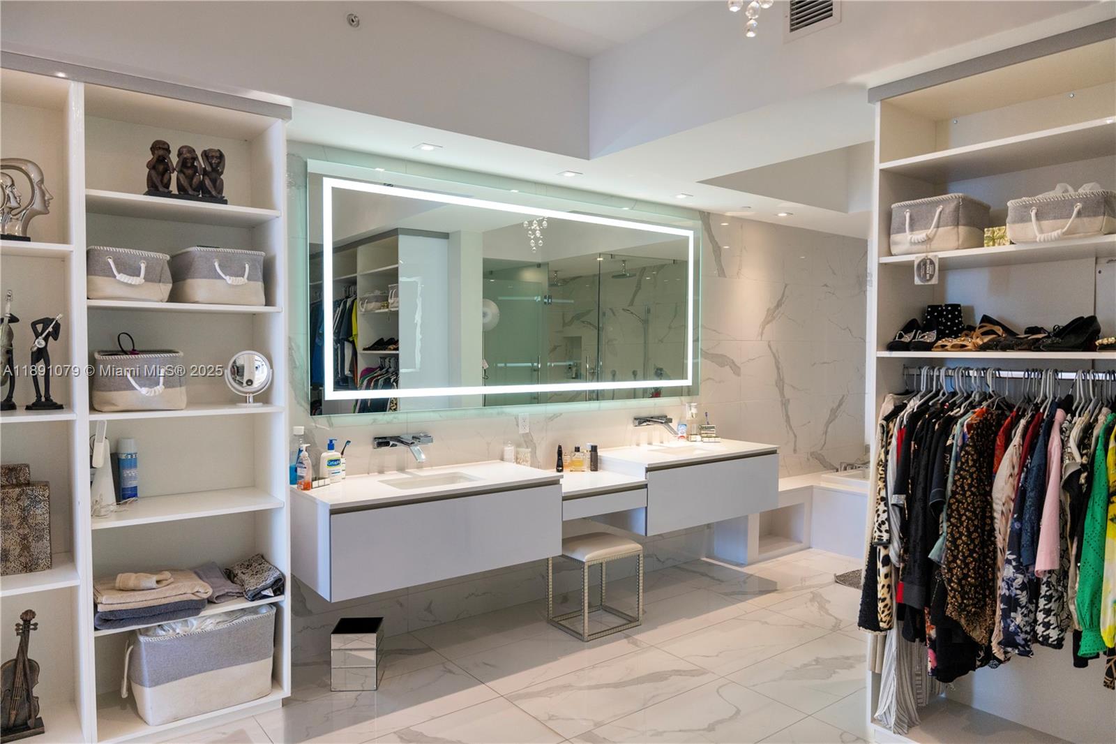 PRIVE CONDO - Residential