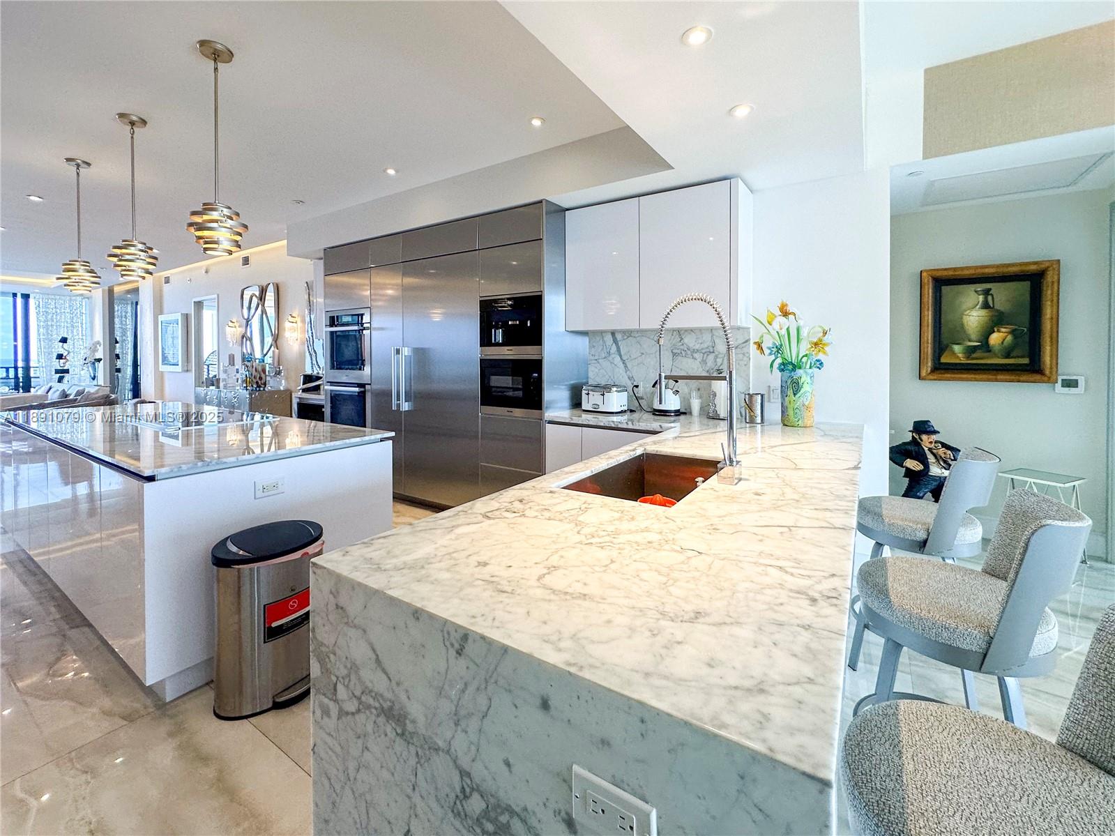 PRIVE CONDO - Residential