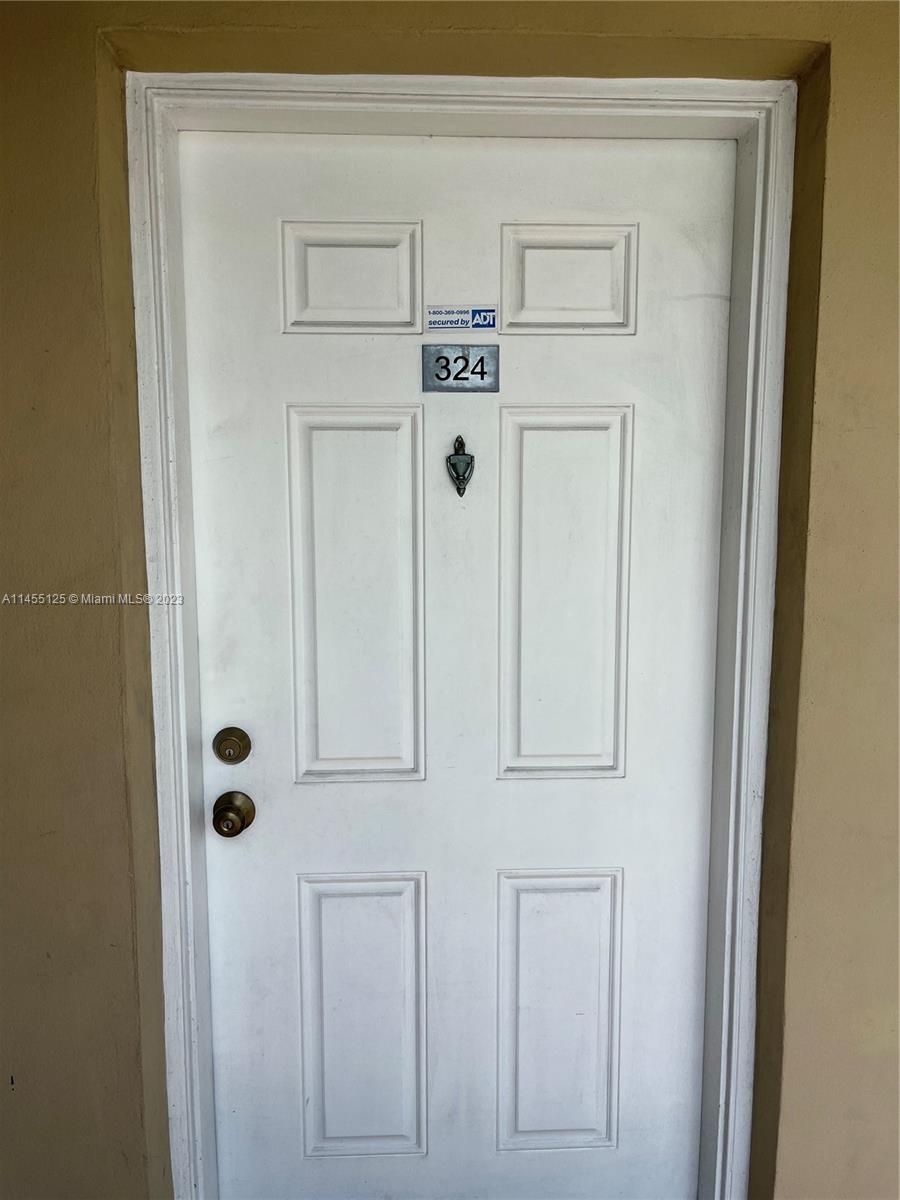 Beatiful 1/1 unit in the heart of Dadeland. Entrance hall, living / dinig room with exit to a balcony, spaciouse kitchen with independent entrance to the unit. Good size bedroom with closets, full bathroom. Very bright. Lots of parking spaces available for tenants and visitors. 4 swimming pools, washer and dryer for each floor, excellent location and close to lots of restaurants, banks, train station, buses, causeways and Dadeland Mall.
