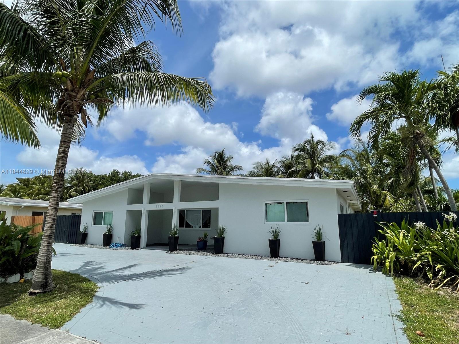 2325 NE 194 Street, Miami, FL, 33180/$1,717,000 2 2325 NE 194 Street