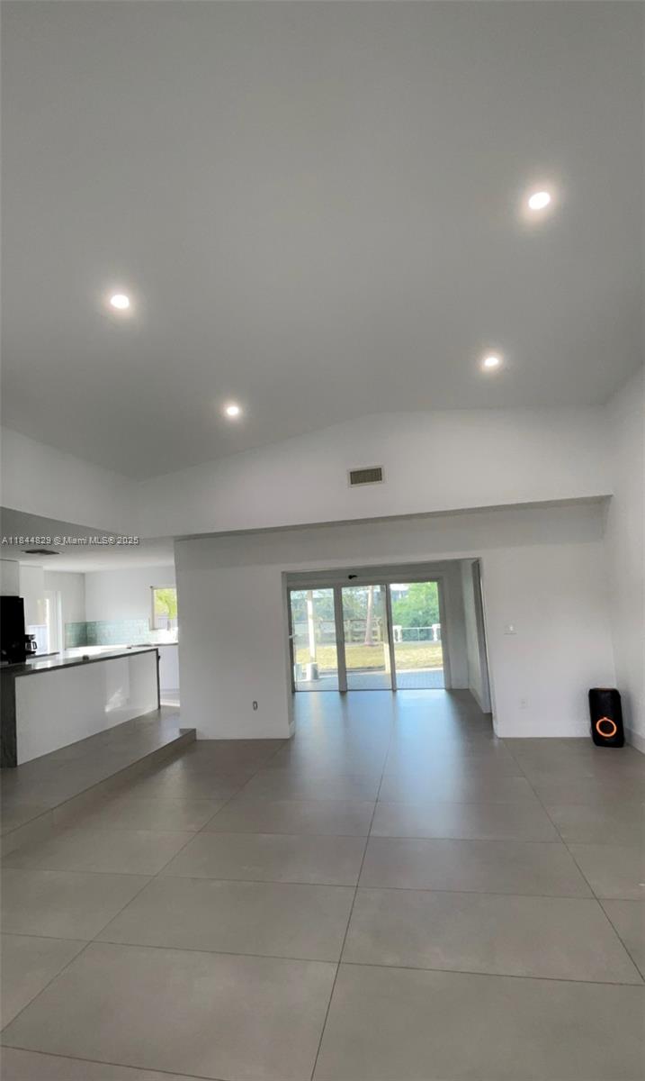 2325 NE 194 Street, Miami, FL, 33180/$1,717,000 4 2325 NE 194 Street