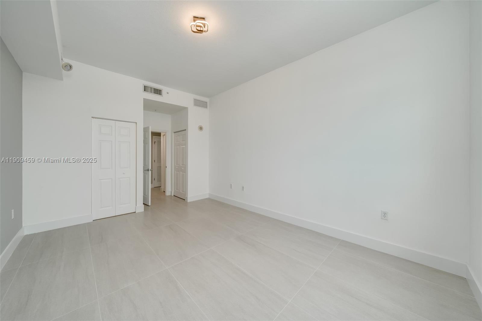 HOLLYWOOD STATION RES CON - Residential Lease