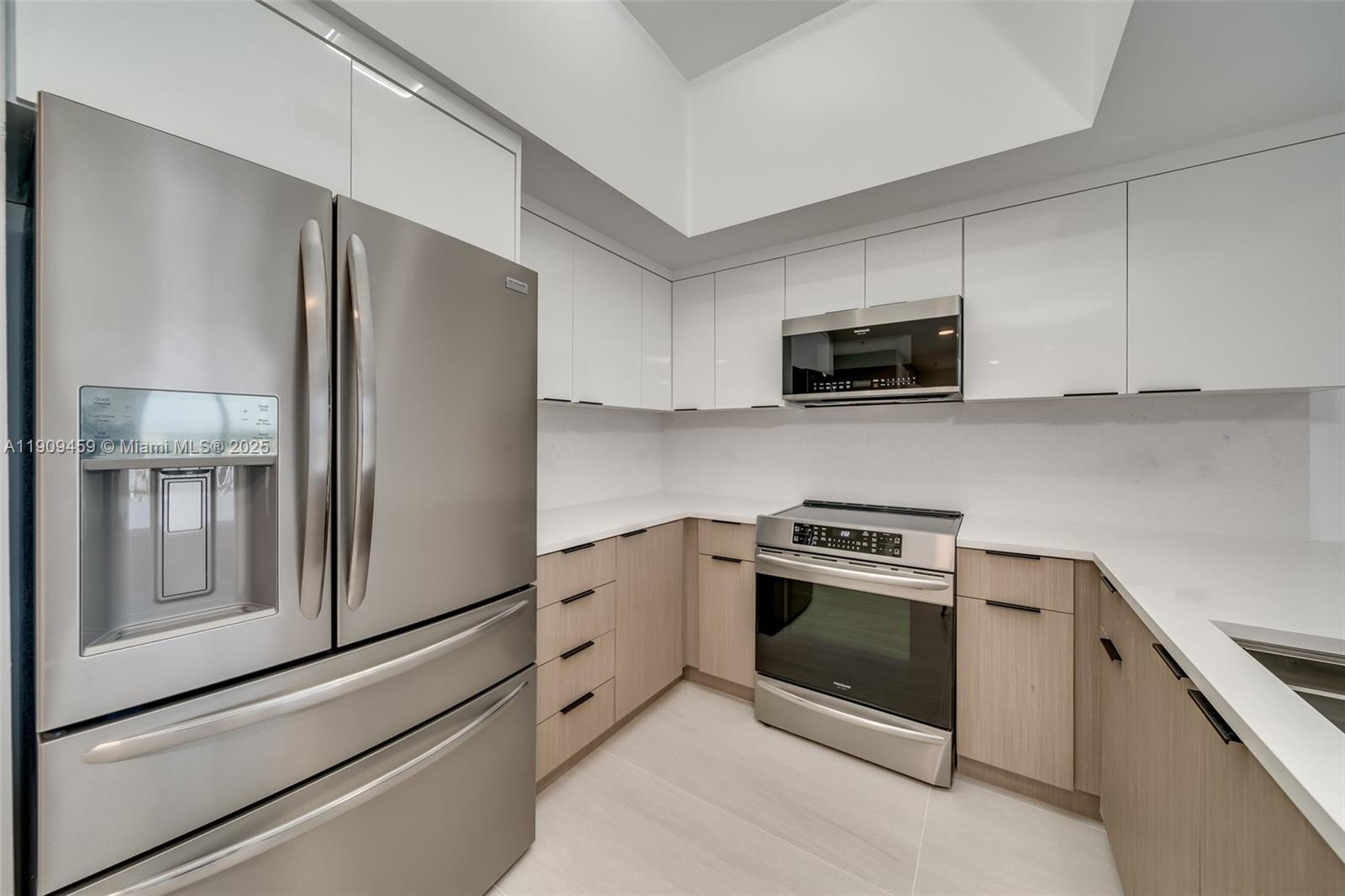 HOLLYWOOD STATION RES CON - Residential Lease