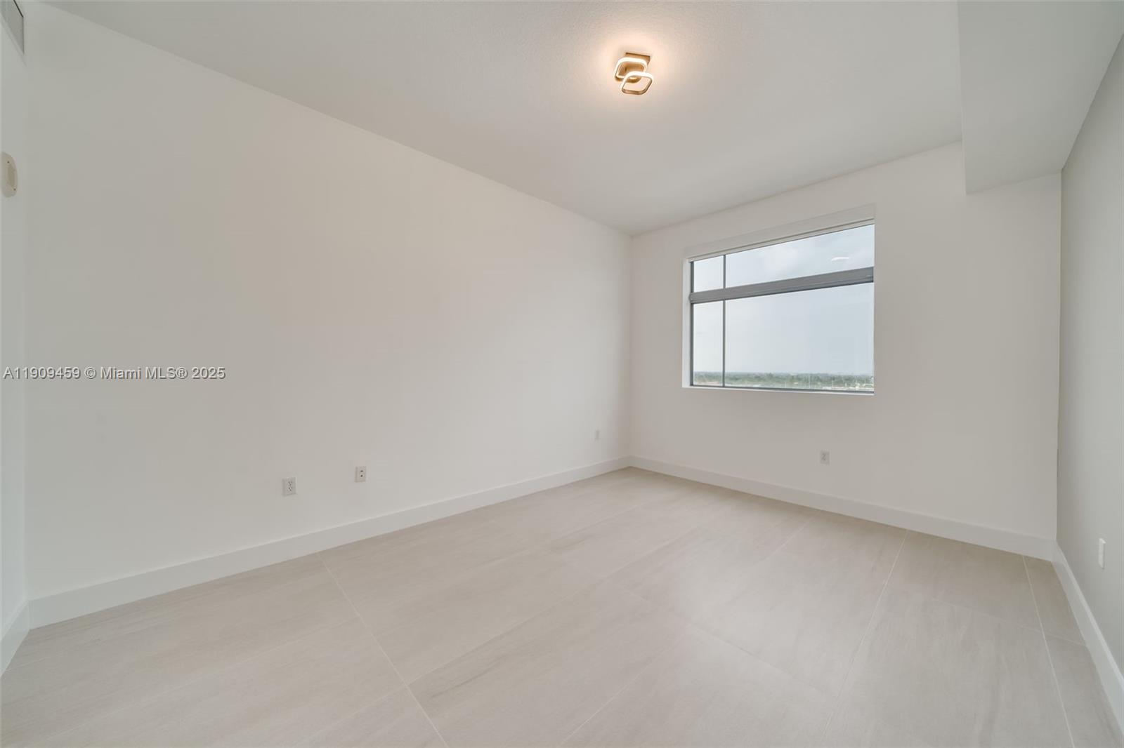 HOLLYWOOD STATION RES CON - Residential Lease