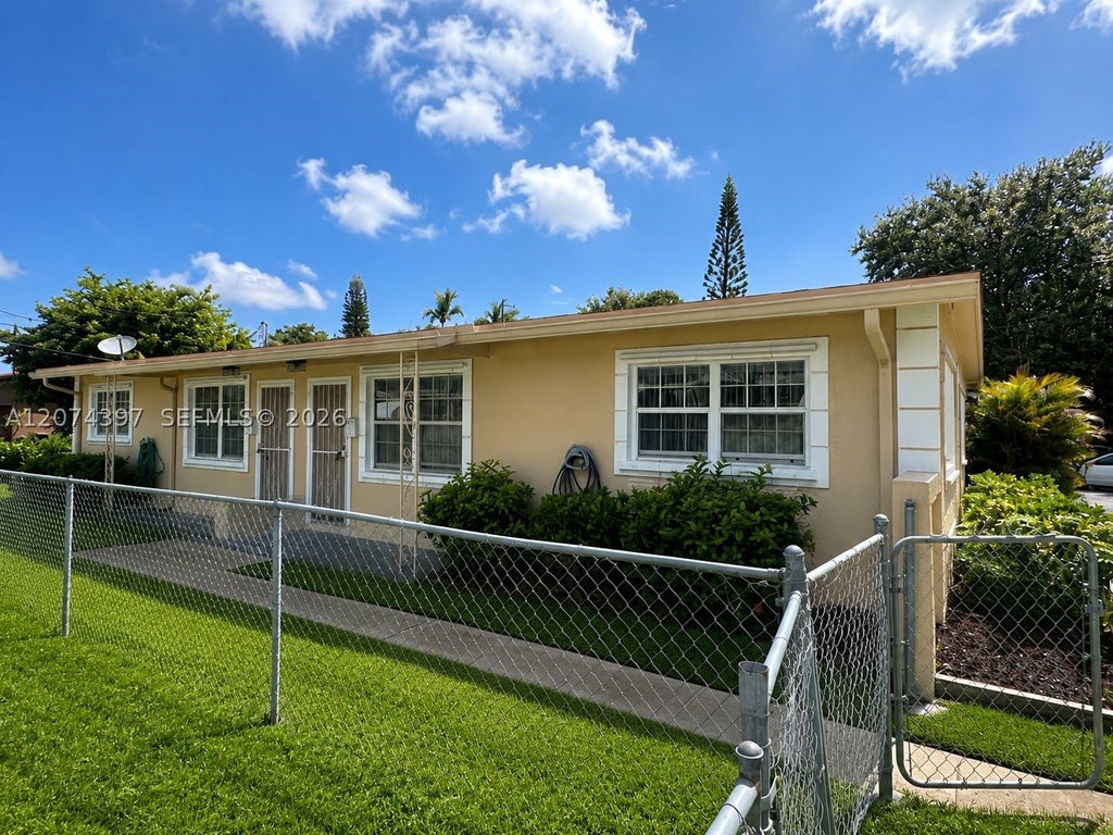 Photo of 512 SW 10th St, Hallandale Beach, FL 33009 (MLS # A12074397)