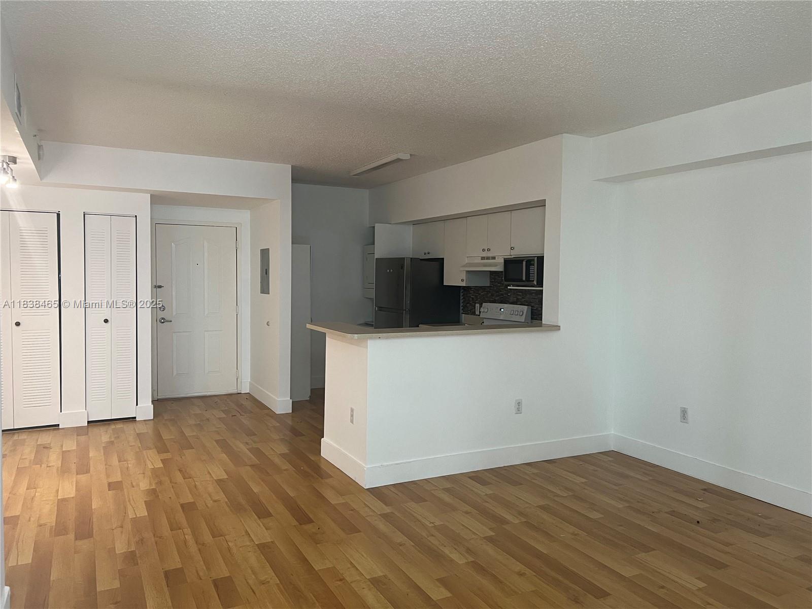 Don’t miss this opportunity of this amazing apt, 1 beds & 1 baths, laminated wood. Fantastic view to lake. Washer & Dryer inside the unit. Blue Lagoon Condo Offers a full amenity: Clubhouse, BBQ Areas, Kid Playground, Heather pool, Jacuzzi, Sauna, Gym, Electric Car Stations, Mini market and more. Central location Near to Coral Gables, Brickell, Downtown, and Doral.