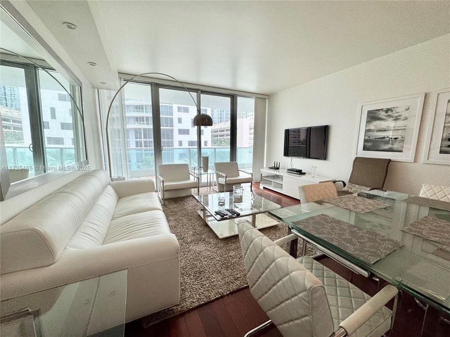 1 bedroom 1 bath at Jade in Brickell. Ready to move in. Close distance from Brickell City Centre shops, Mary Brickell Village, metro mover, close to I 95, Downtown, banks and more. Business center, cabanas, Infinity edge pool, spa, indoor racket ball-courts, valet 24/7.