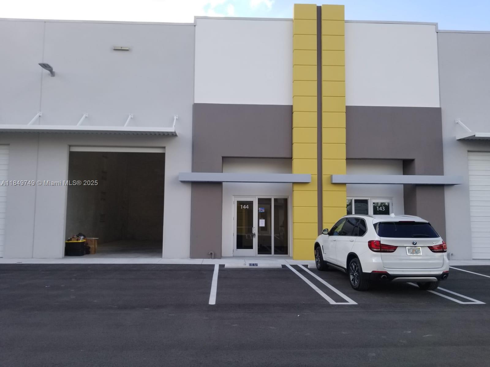 10891 NW 17 ST 144, Miami, FL, 33172/$665,000 2 10891 NW 17 ST 144