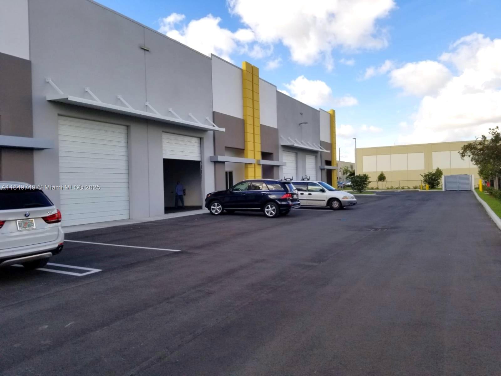 10891 NW 17 ST 144, Miami, FL, 33172/$665,000 4 10891 NW 17 ST 144
