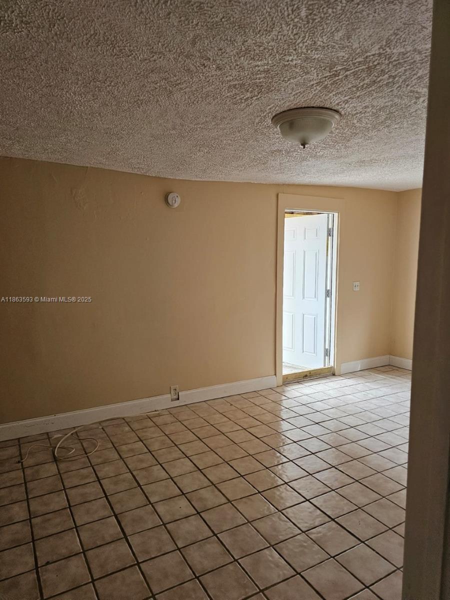LAUDERDALE - Residential Lease