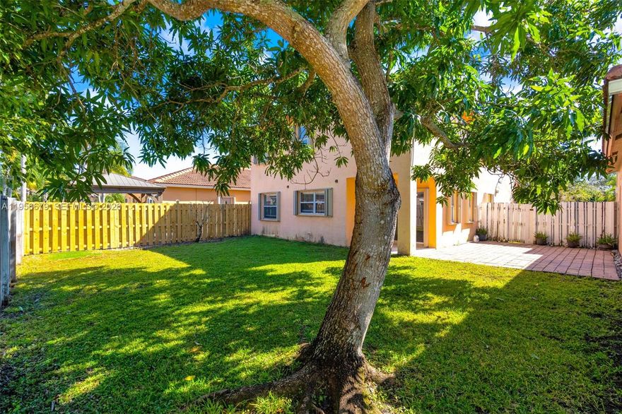 This charming two-story home offers an ideal space for families seeking comfort and tranquility. Located in one of the most peaceful areas in Pembroke Pines. This property features 3 bedrooms and 2 full bathrooms, intelligently distributed across its two levels. The residence stands out for its functional design that maximizes every space! On the first floor, you'll find welcoming social areas and entertainment. The second floor houses the bedrooms, providing privacy and rest. Situated in Northwest Pembroke Pines, the property benefits from an exceptional residential environment.