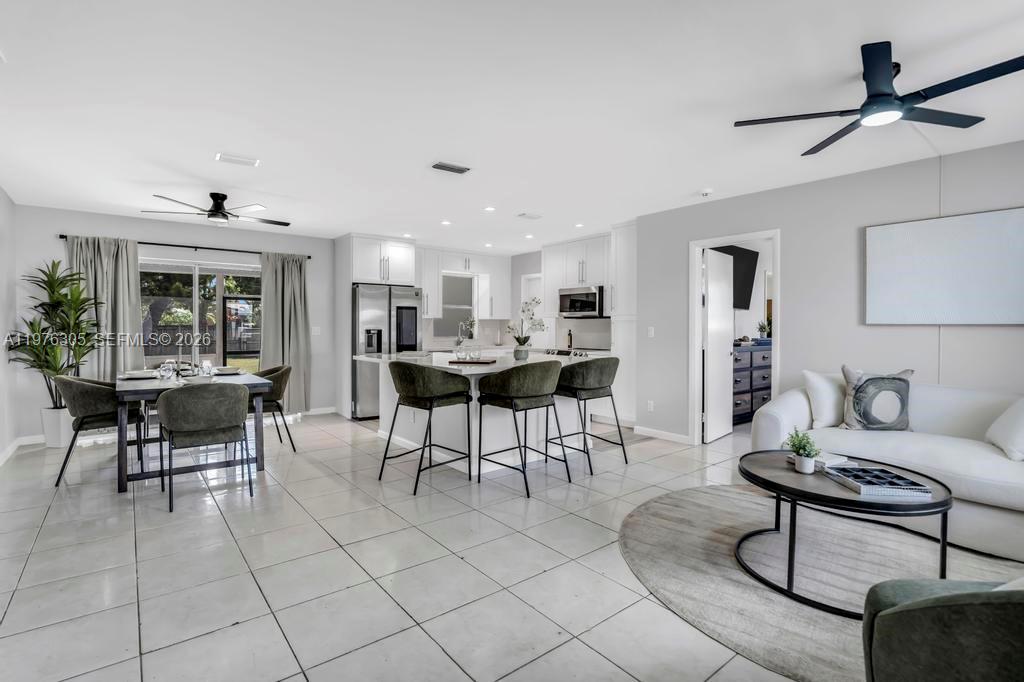 HOLLYWOOD HILLS - Residential