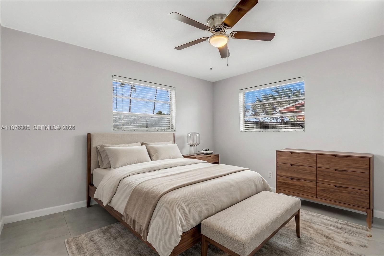 HOLLYWOOD HILLS - Residential