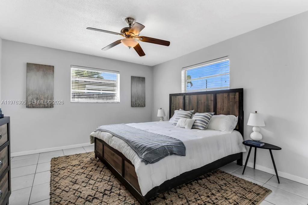 HOLLYWOOD HILLS - Residential