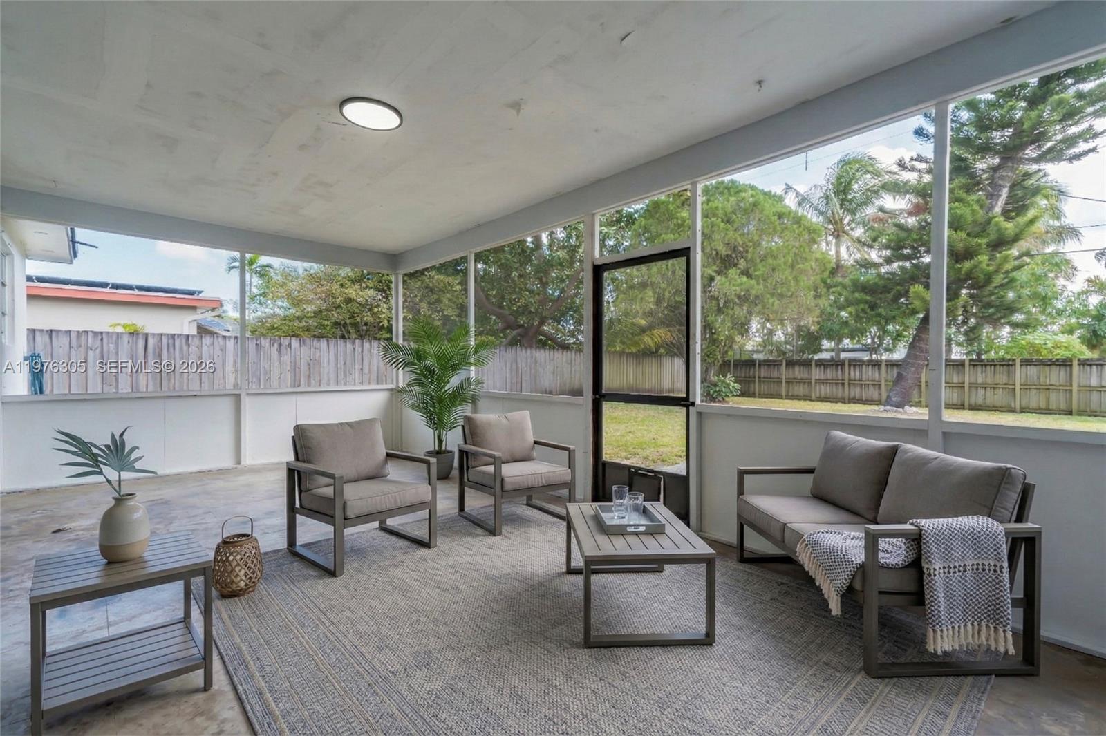 HOLLYWOOD HILLS - Residential