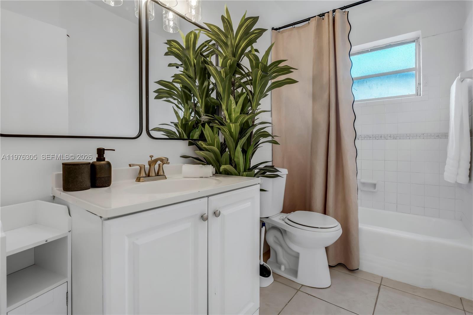 HOLLYWOOD HILLS - Residential