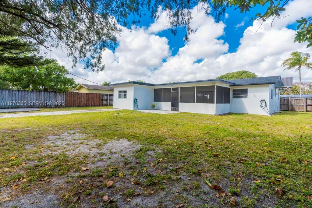 HOLLYWOOD HILLS - Residential