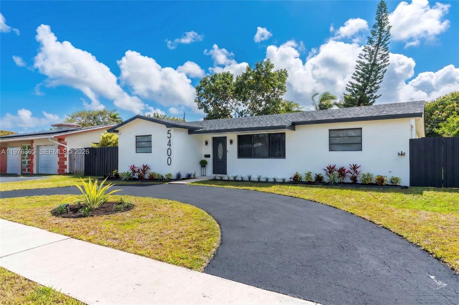 HOLLYWOOD HILLS - Residential