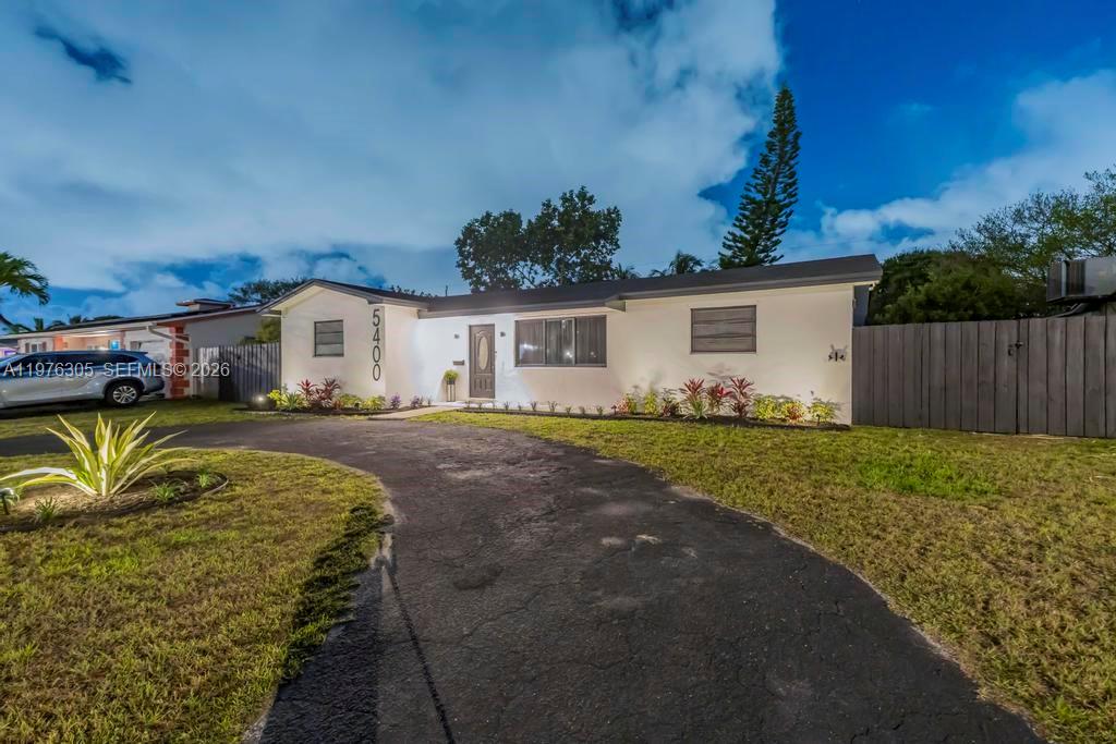 HOLLYWOOD HILLS - Residential