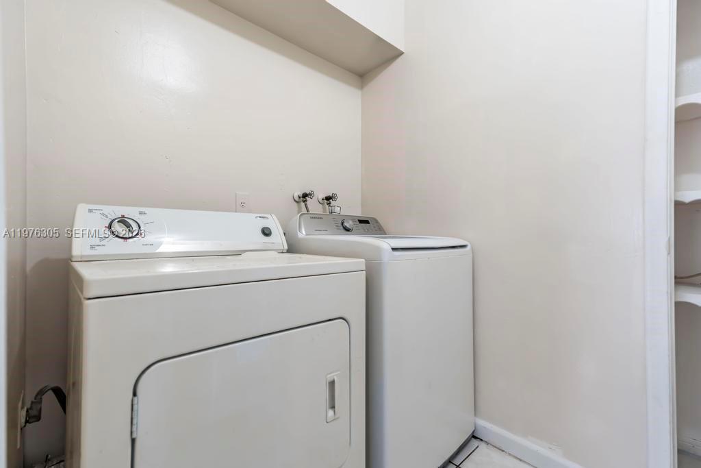 HOLLYWOOD HILLS - Residential