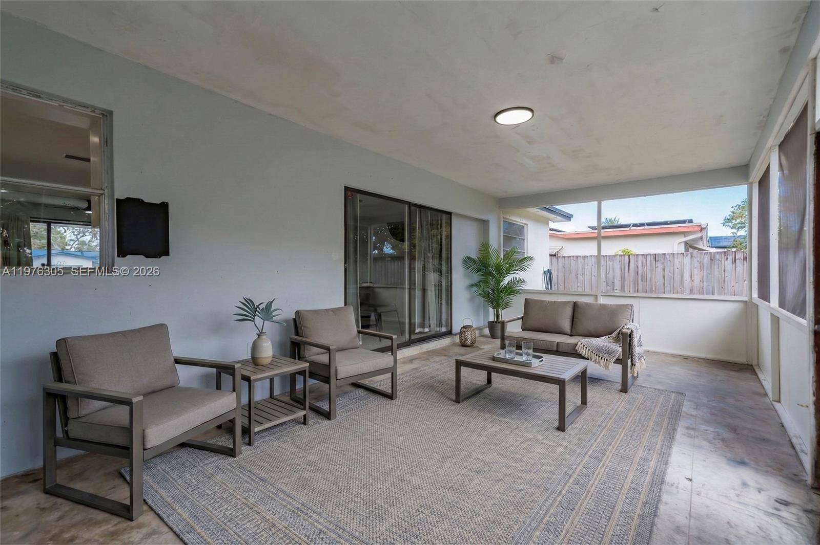 HOLLYWOOD HILLS - Residential